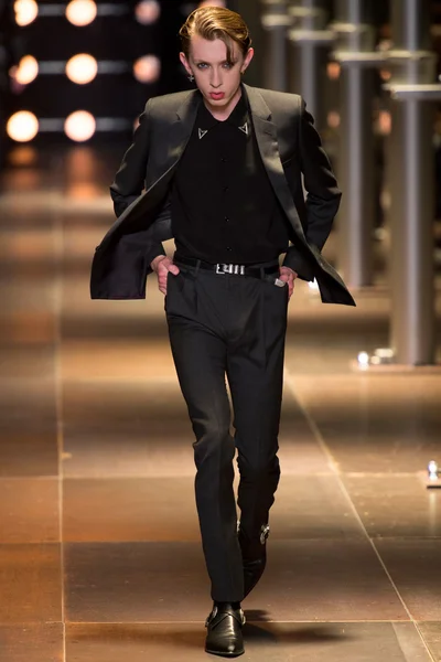 Look 16